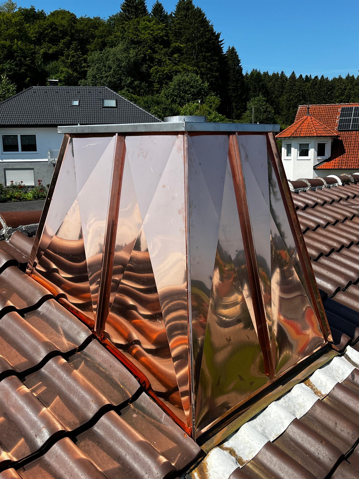 Kaminverkleidung aus Kupferblech auf einem Ziegeldach